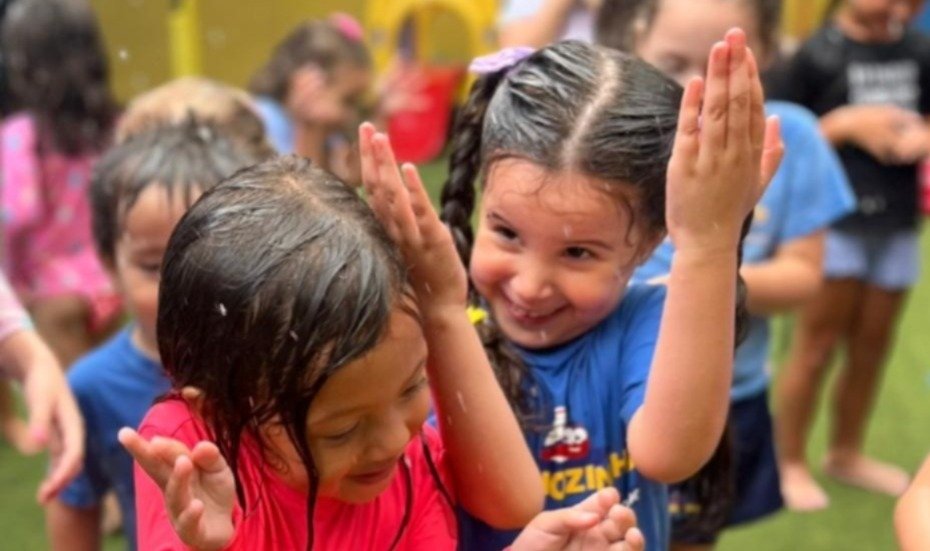Banho de chuva na escola! 🌧️🌧️